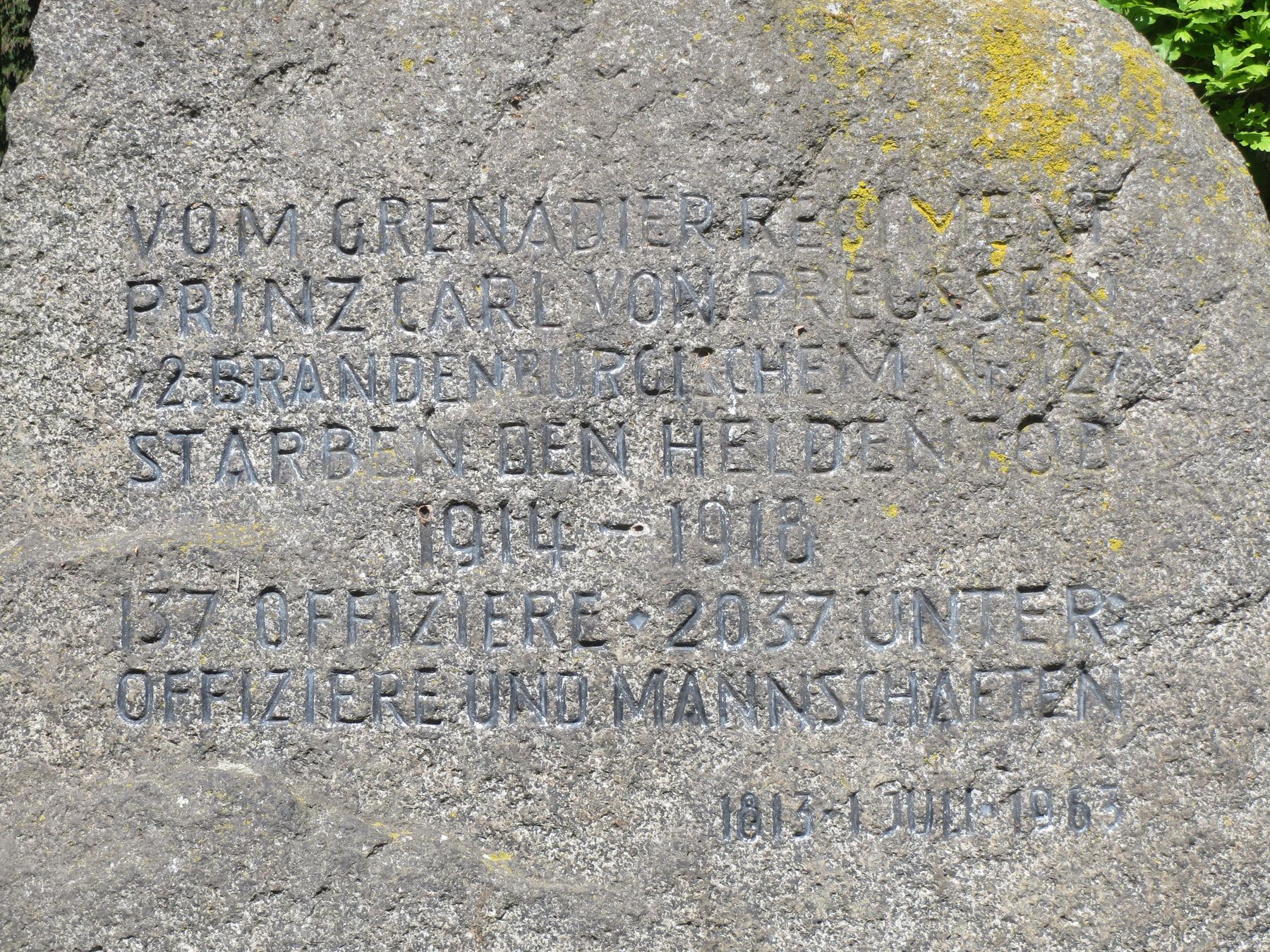 Nahansicht der Inschrift am Gefallenendenkmal für 1914 bis 1918 auf Hauptfriedhof Saarbrücken
