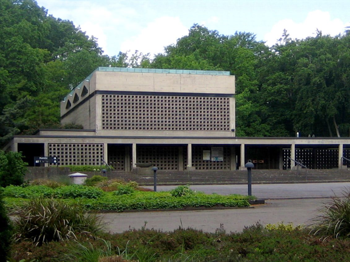 Neue Einsegnungshalle mit rasterartig gegliederter Fassade auf Hauptfriedhof Saarbrücken