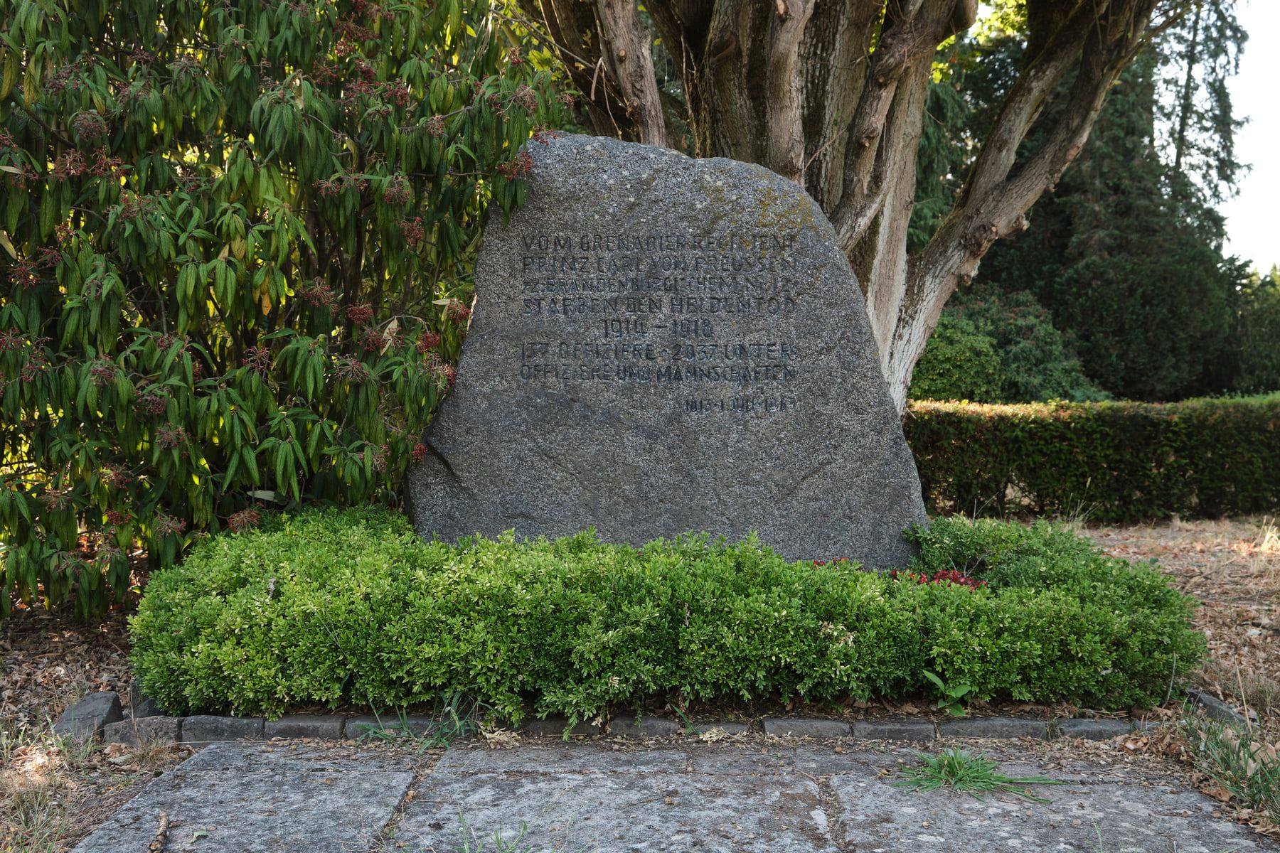 Gedenkstein für die Toten des Ersten Weltkriegs unter einem alten Baum auf Hauptfriedhof Saarbrücken