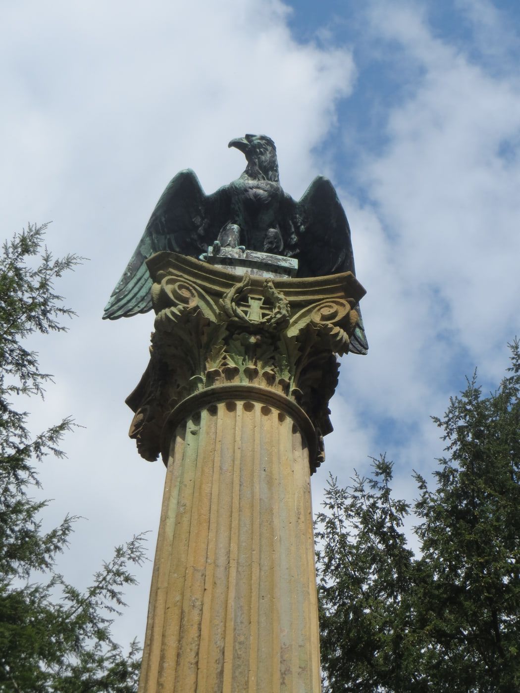 Adlerbekrönte Säule des Denkmals für die Gefallenen von 1870/71 auf Hauptfriedhof Saarbrücken